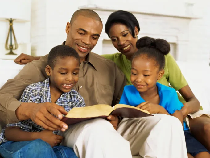 familia-lendo-a-biblia